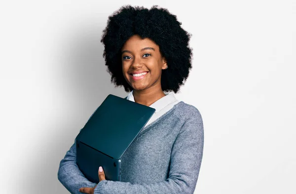 Jovem Afro Americana Trabalhando Usando Laptop Computador Sorrindo Com Sorriso — Fotografia de Stock