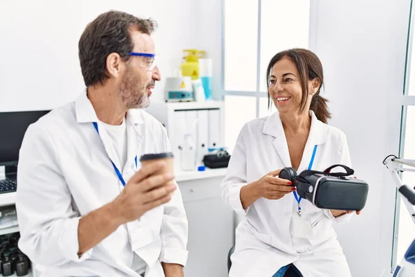 과학자 유니폼의 커피를 실험실에서 고글을 파트너들 — 스톡 사진