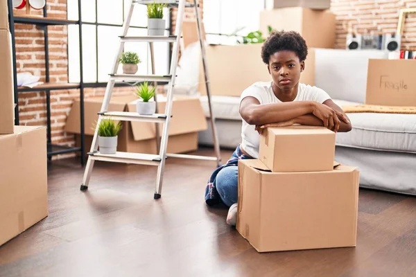 Die Afroamerikanerin Sitzt Entspannt Auf Dem Boden Ihrem Neuen Zuhause — Stockfoto