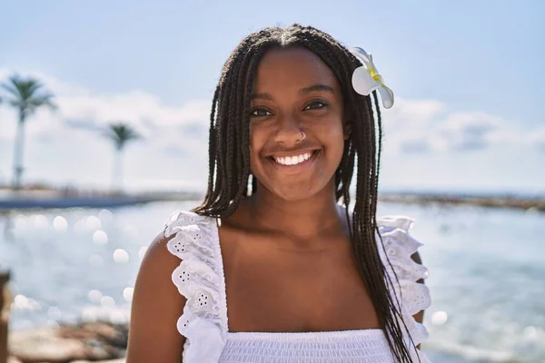 Joven Afroamericana Americana Sonriendo Feliz Pie Playa —  Fotos de Stock