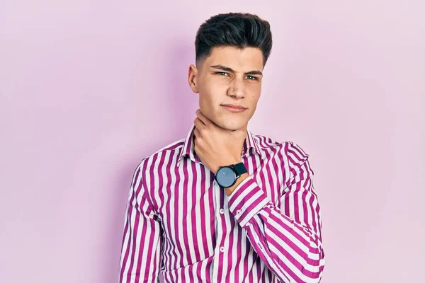 Hombre Hispano Joven Que Usa Ropa Casual Tocando Cuello Doloroso — Foto de Stock