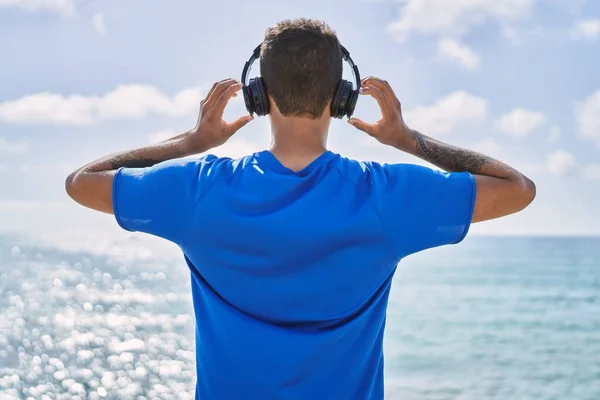 Молодий Латинський Чоловік Задньому Плані Слухає Музику Допомогою Навушників Пляжі — стокове фото