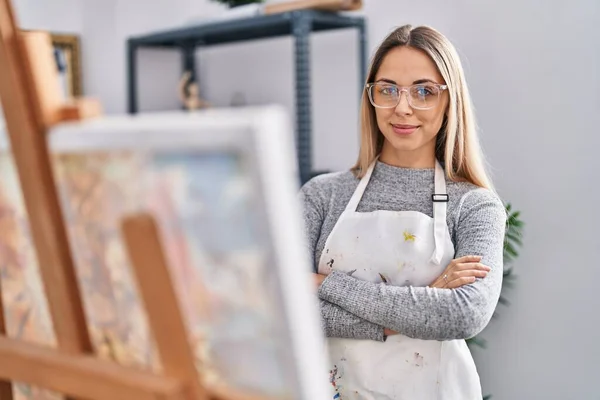 Genç Kadın Sanatçı Gülümsüyor Kollarını Kavuşturup Sanat Stüdyosunda Duruyor — Stok fotoğraf