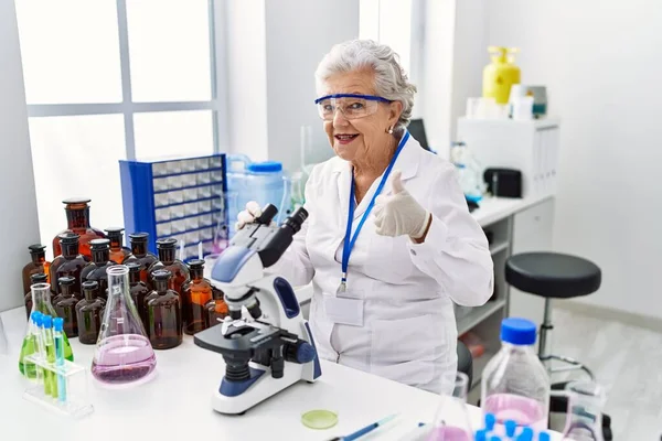 Ανώτερη Γυναίκα Γκρίζα Μαλλιά Που Εργάζονται Εργαστήριο Επιστήμονας Χαμογελώντας Χαρούμενος — Φωτογραφία Αρχείου