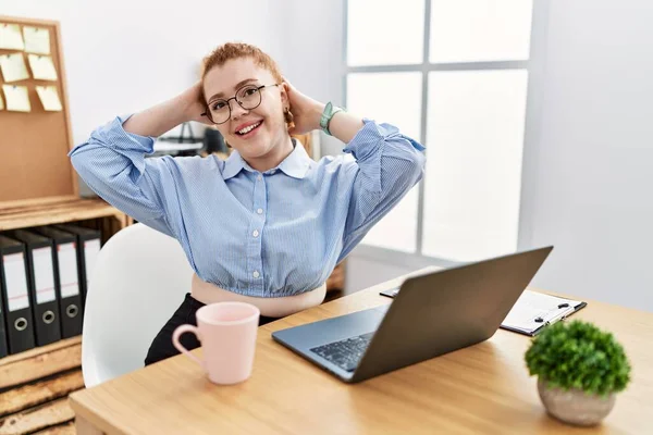 Mujer Pelirroja Joven Que Trabaja Oficina Usando Computadora Portátil Relajante —  Fotos de Stock