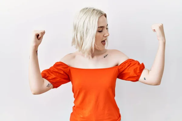 Young Caucasian Woman Standing Isolated Background Showing Arms Muscles Smiling — Stok fotoğraf