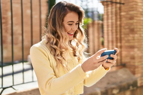 Mujer Joven Sonriendo Confiado Viendo Vídeo Teléfono Inteligente Calle — Foto de Stock