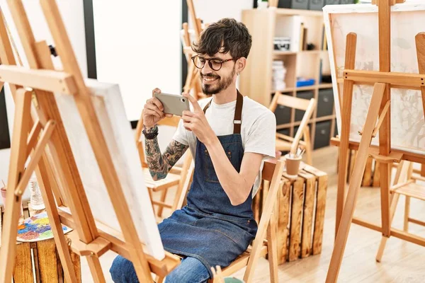 Genç Spanyol Ressam Resim Stüdyosunda Akıllı Telefon Çizimiyle Resim Yapıyor — Stok fotoğraf
