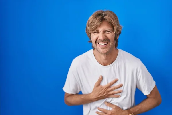 Homem Meia Idade Sobre Fundo Azul Sorrindo Rindo Duro Voz — Fotografia de Stock