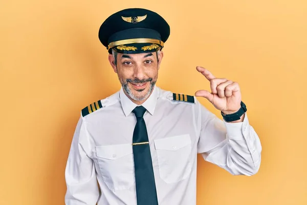 Schöner Mann Mittleren Alters Mit Grauen Haaren Flugzeugpilotenuniform Lächelnd Und — Stockfoto