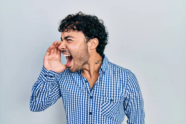 Ung Latinamerikansk Man Vardagskläder Skriker Och Skriker Högt Mot Varandra — Stockfoto