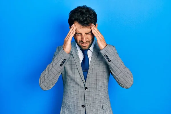 Sakallı Takım Elbiseli Kravatlı Yakışıklı Bir Adamdı Stres Yüzünden Başı — Stok fotoğraf