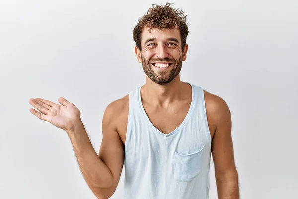 Mladý Pohledný Muž Stojící Nad Izolovaným Pozadím Usmívající Veselá Prezentace — Stock fotografie
