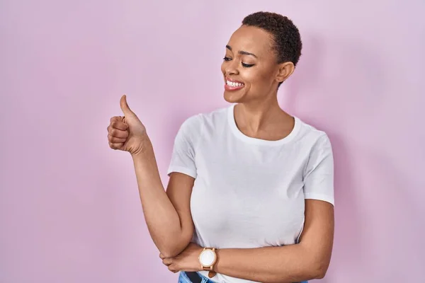 Mooie Afrikaanse Amerikaanse Vrouw Staan Roze Achtergrond Kijken Trots Glimlachen — Stockfoto