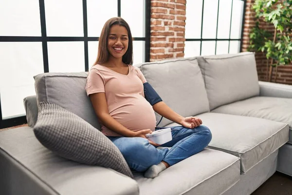 Mujer Embarazada Joven Usando Monitor Presión Arterial Sentado Sofá Guiño —  Fotos de Stock