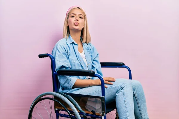 Beautiful Blonde Woman Sitting Wheelchair Looking Camera Blowing Kiss Air — Stok fotoğraf