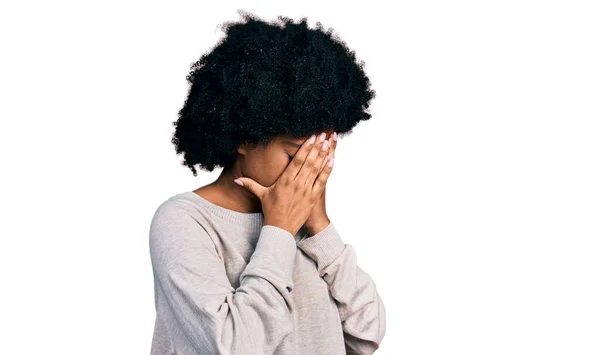 Jonge Afro Amerikaanse Vrouw Draagt Casual Kleding Met Droevige Uitdrukking — Stockfoto