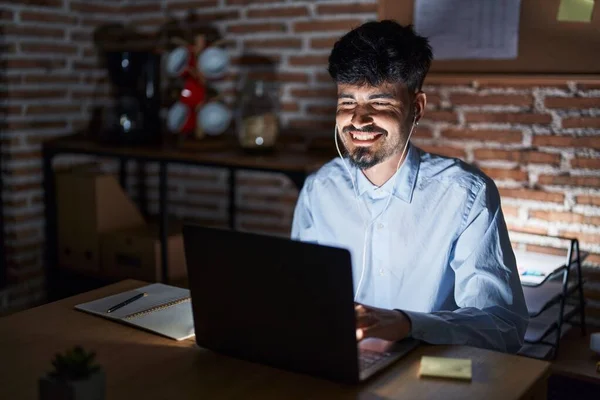 Young Hispanic Man Beard Working Office Night Happy Cool Smile — Stockfoto