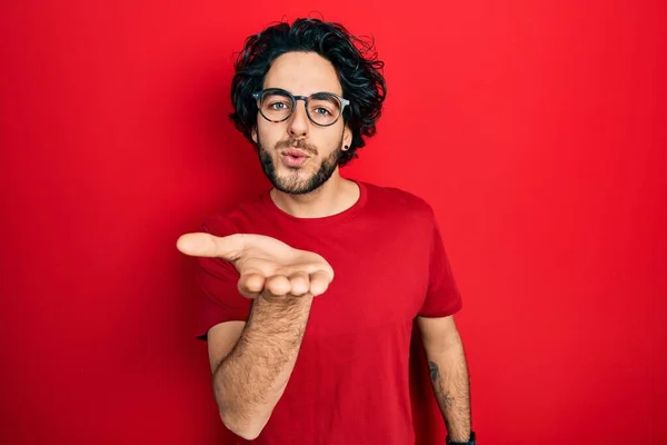 Schöner Hispanischer Mann Mit Lässigem Shirt Und Brille Der Die — Stockfoto