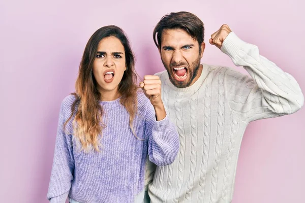 Junge Hispanische Paar Lässiger Kleidung Wütend Und Wütend Die Faust — Stockfoto