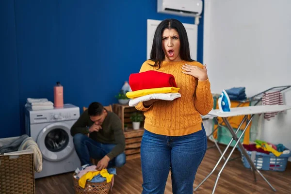 Young Couple Doing Laundry Home Scared Amazed Open Mouth Surprise — Stock Photo, Image