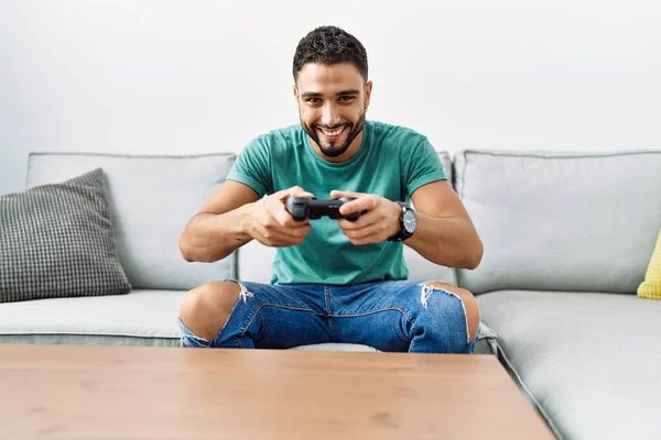 Ung Arabisk Man Spelar Spel Sitter Soffan Hemma — Stockfoto