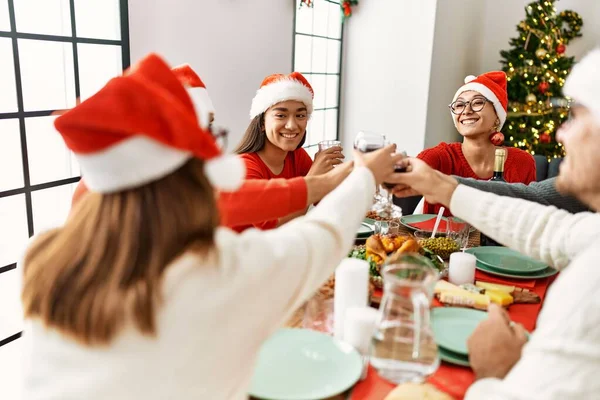 Fiatalok Csoportja Mosolyog Boldog Ünneplő Karácsonyi Pirítóssal Borral Otthon — Stock Fotó
