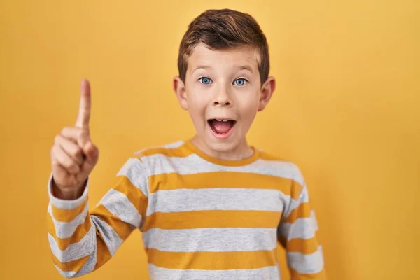 Junge Kaukasische Kinder Stehen Auf Gelbem Hintergrund Und Zeigen Mit — Stockfoto