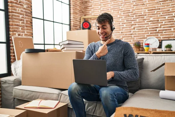 Jonge Spaanse Man Werkt Met Laptop Nieuw Huis Glimlachend Vrolijk — Stockfoto