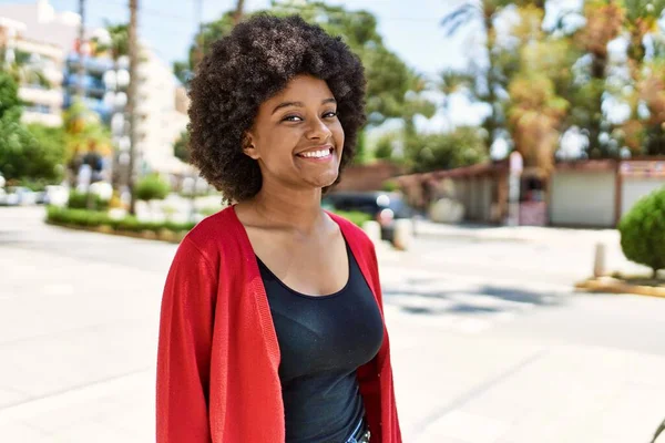 Joven Afroamericana Americana Sonriendo Feliz Pie Ciudad —  Fotos de Stock
