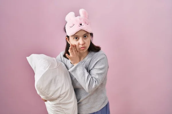 Woman Syndrome Wearing Sleeping Mask Hugging Pillow Hand Mouth Telling — Stockfoto