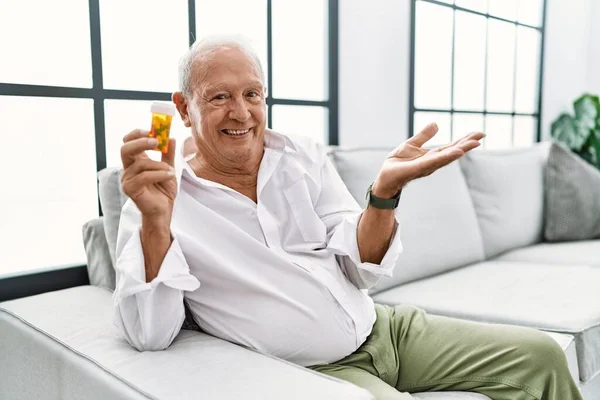 Senior Man Holding Pills Smiling Cheerful Presenting Pointing Palm Hand — Stock fotografie