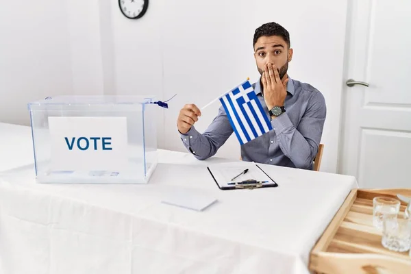 Mladý Pohledný Muž Plnovousem Politických Volbách Držící Řeckou Vlajku Ústech — Stock fotografie