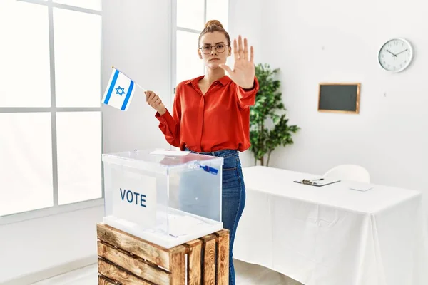 Joven Morena Votando Poniendo Sobre Urnas Sosteniendo Bandera Israel Con —  Fotos de Stock