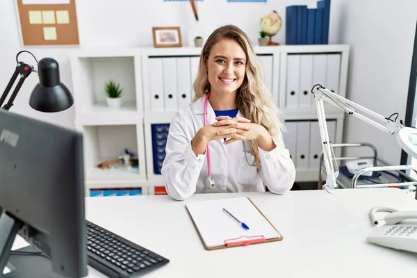 Young Woman Wearing Doctor Uniform Smiling Confident Clinic — Stockfoto