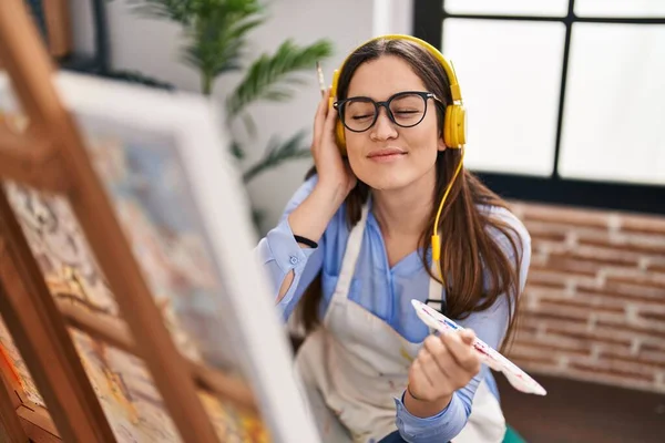 Joven Artista Escuchando Música Dibujo Estudio Arte —  Fotos de Stock