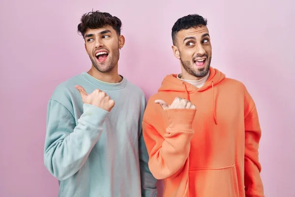 Jovem Hispânico Gay Casal Sobre Rosa Fundo Sorrindo Com Feliz — Fotografia de Stock