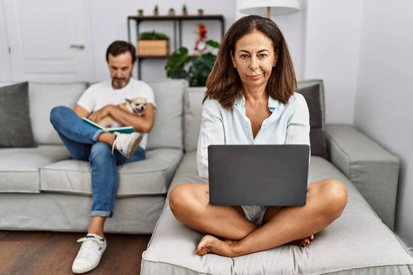 Hispanic Middle Age Couple Home Woman Using Laptop Skeptic Nervous — Stok Foto
