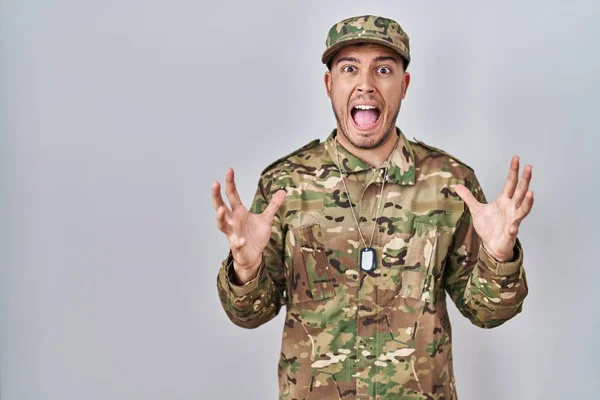 Young Hispanic Man Wearing Camouflage Army Uniform Crazy Mad Shouting — Stock Photo, Image