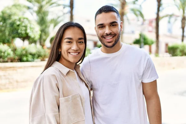 Genç Latin Çift Gülümsüyor Şehirde Sarılıyorlar — Stok fotoğraf