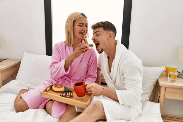 Genç Beyaz Çift Mutlu Bir Şekilde Gülümsüyor Evdeki Yatakta Kahvaltı — Stok fotoğraf