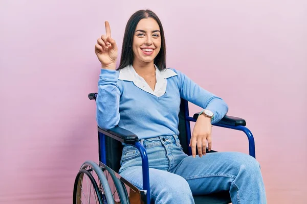 Krásná Žena Modrýma Očima Sedí Invalidním Vozíku Ukazuje Ukazuje Prstem — Stock fotografie