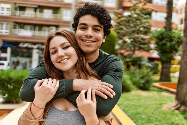 Joven Pareja Interracial Sonriendo Feliz Abrazándose Pie Ciudad — Foto de Stock