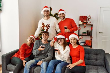 Bir grup genç Noel 'i evde şarap içerek kutluyor..