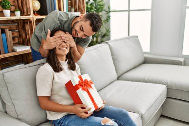 Genç adam evde doğum günü hediyesiyle kız arkadaşına sürpriz yapıyor..