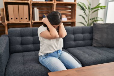 Down sendromlu kadın klinikte psikoloji seansı yaparken ağlıyor.