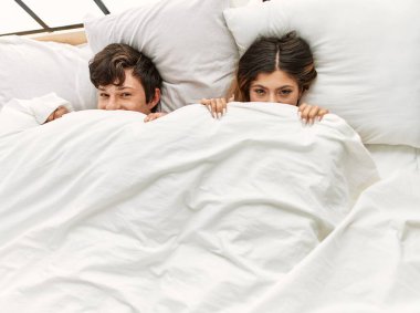 Kafkasyalı genç bir çift mutlu bir şekilde evde yatakta yatıyor..