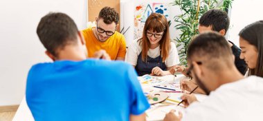 Resim stüdyosunda çizim yapan bir grup insan..