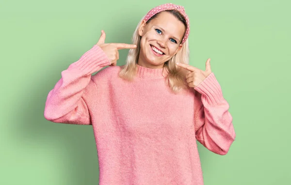 Mulher Branca Jovem Vestindo Roupas Casuais Sorrindo Alegre Mostrando Apontando — Fotografia de Stock