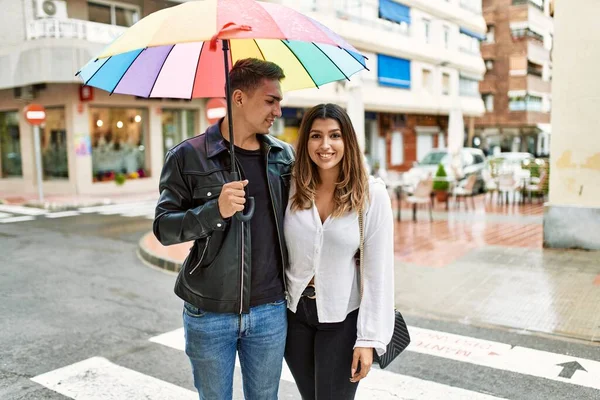 Pareja Joven Sonriendo Feliz Sosteniendo Paraguas Pie Ciudad —  Fotos de Stock
